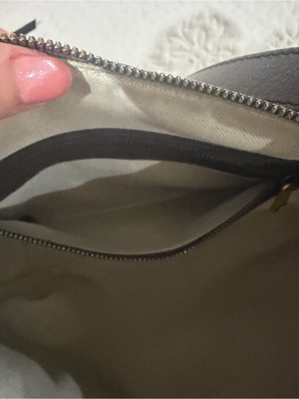 Gucci Beige GG Supreme Shoulder Bag with Red & Green Stripe - Picture 9 of 11
